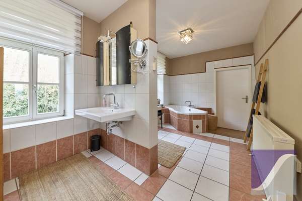 Ürzig: Wohnhaus mit 8 Zi., Panoramablick und Garten