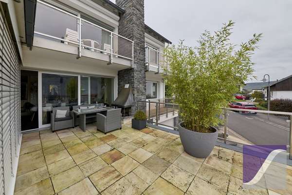 Bernkastel-Kues: Besonderes Anwesen mit parkartigem Garten und Garagen