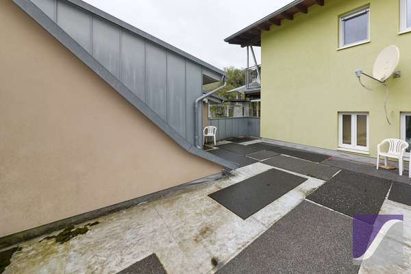 Burgen: Großzügiges Wohnhaus mit Terrasse und Außenstellplätzen