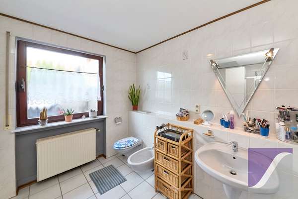 Bekond: Freistehendes Wohnhaus mit Garage und großzügigem Garten