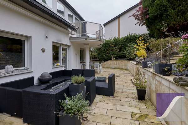 Bernkastel-Kues: Besonderes Anwesen mit parkartigem Garten und Garagen