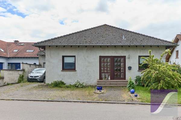 Bekond: Freistehendes Wohnhaus mit Garage und großzügigem Garten