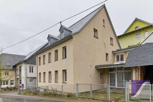 Burgen: Großzügiges Wohnhaus mit Terrasse und Außenstellplätzen