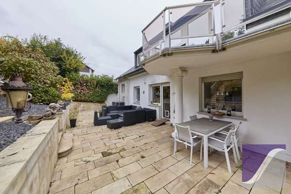 Bernkastel-Kues: Besonderes Anwesen mit parkartigem Garten und Garagen