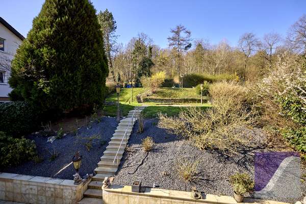 Bernkastel-Kues: Besonderes Anwesen mit parkartigem Garten