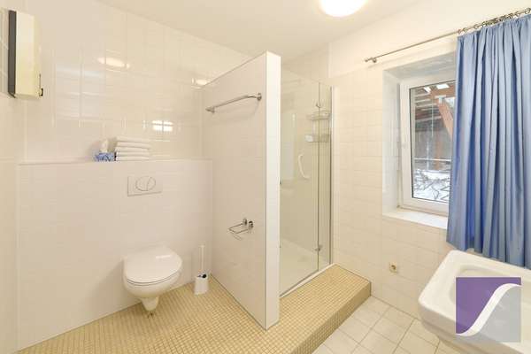 Burgen: Großzügiges Wohnhaus mit Terrasse und Außenstellplätzen