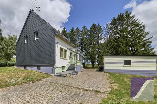 Berndorf: Renovierungsbedürftiges Wohnhaus mit Scheune und Garagen