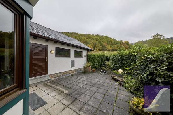 Veldenz: Zweifamilienhaus mit ELW und Fernblick