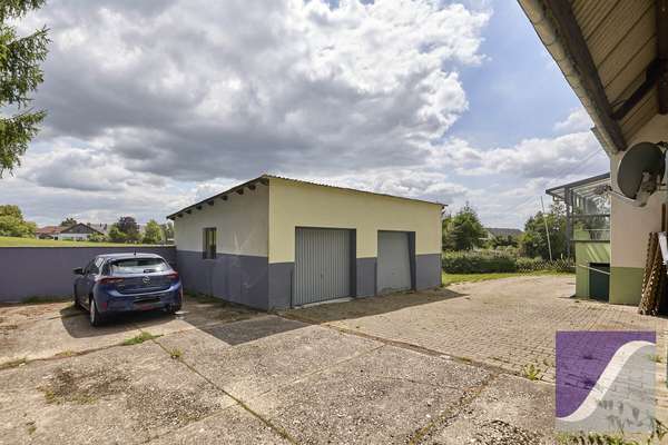 Berndorf: Renovierungsbedürftiges Wohnhaus mit Scheune und Garagen