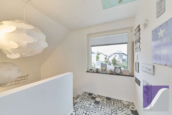 Bernkastel-Kues: Besonderes Anwesen mit parkartigem Garten und Garagen