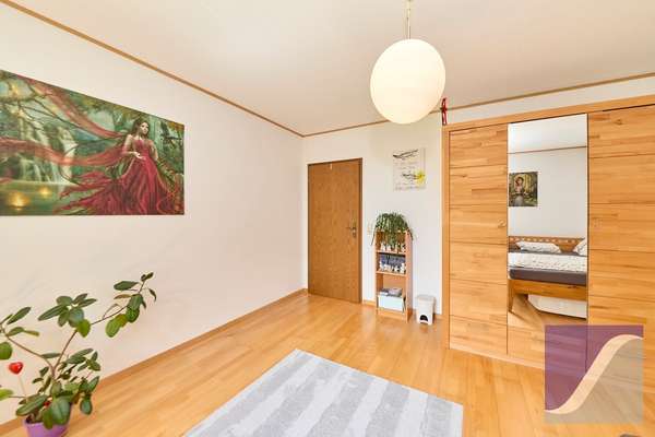 Bekond: Freistehendes Wohnhaus mit Garage und großzügigem Garten