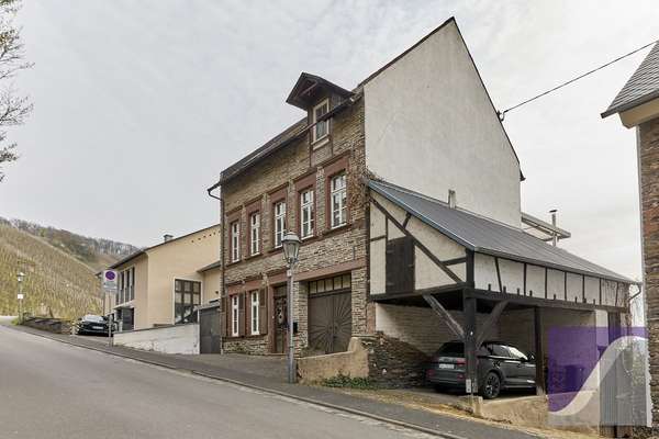 Ürzig: Wohnhaus mit 8 Zi., Panoramablick und Garten