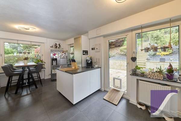 Bernkastel-Kues: Besonderes Anwesen mit parkartigem Garten und Garagen