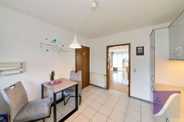 Bekond: Freistehendes Wohnhaus mit Garage und großzügigem Garten