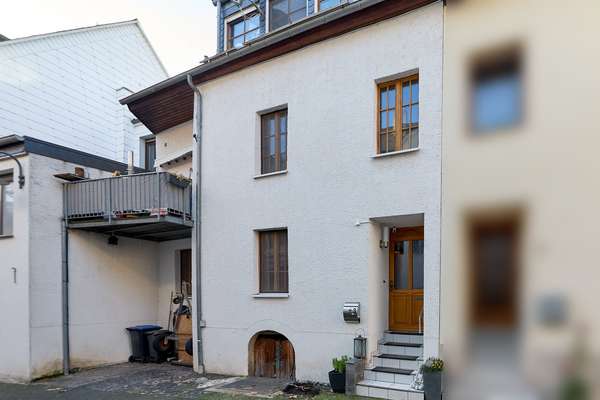 Zeltingen-Rachtig: Wohnhaus mit Balkon und PKW-Stellplatz