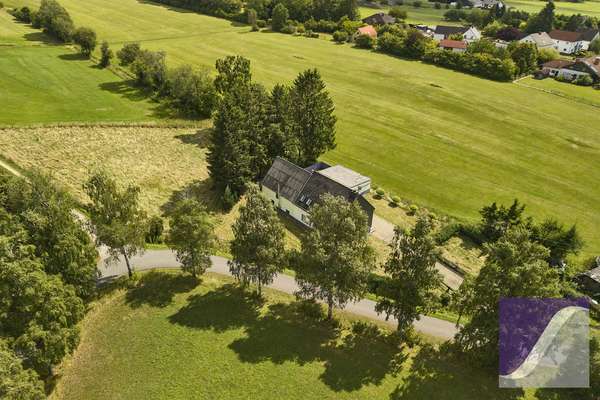 Berndorf: Renovierungsbedürftiges Wohnhaus mit Scheune und Garagen