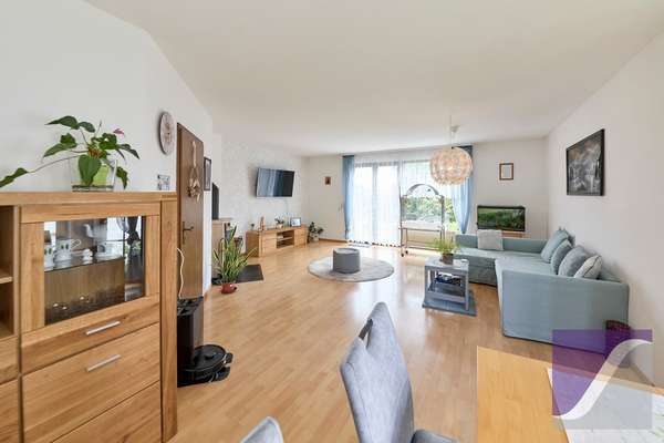 Bekond: Freistehendes Wohnhaus mit Garage und großzügigem Garten