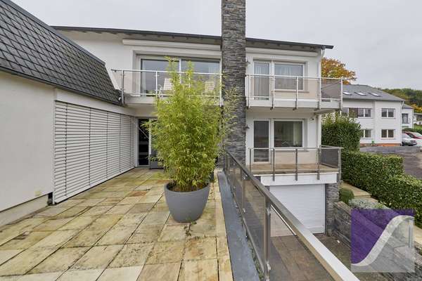 Bernkastel-Kues: Besonderes Anwesen mit parkartigem Garten und Garagen