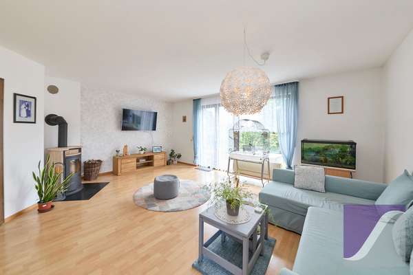 Bekond: Freistehendes Wohnhaus mit Garage und großzügigem Garten