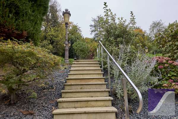 Bernkastel-Kues: Besonderes Anwesen mit parkartigem Garten und Garagen