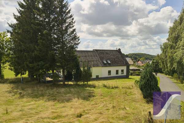 Berndorf: Renovierungsbedürftiges Wohnhaus mit Scheune und Garagen