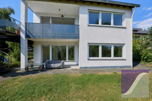 Bernkastel-Kues: Freistehendes Wohnhaus mit Doppelgarage und Garten