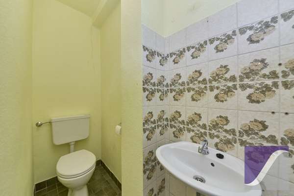 Mülheim: Zwei Häuser mit Garten und Parkplätzen zu einem Kaufpreis