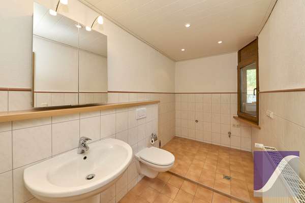 Berndorf: Renovierungsbedürftiges Wohnhaus mit Scheune und Garagen