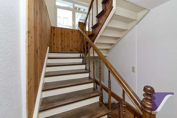 Burgen: Großzügiges Wohnhaus mit Terrasse und Außenstellplätzen