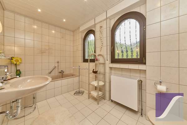 Veldenz: Zweifamilienhaus mit ELW und Fernblick