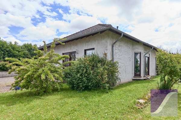 Bekond: Freistehendes Wohnhaus mit Garage und großzügigem Garten