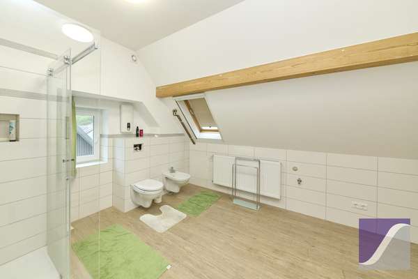 Burgen: Großzügiges Wohnhaus mit Terrasse und Außenstellplätzen