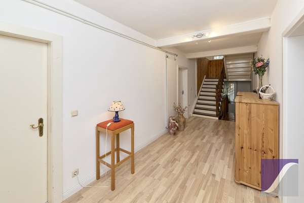 Burgen: Großzügiges Wohnhaus mit Terrasse und Außenstellplätzen