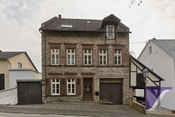 Ürzig: Wohnhaus mit 8 Zi., Panoramablick und Garten