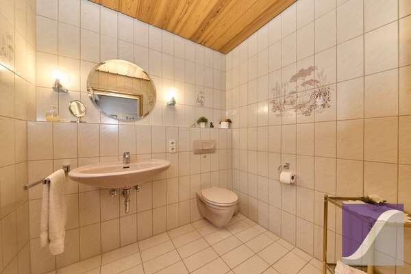 Veldenz: Zweifamilienhaus mit ELW und Fernblick