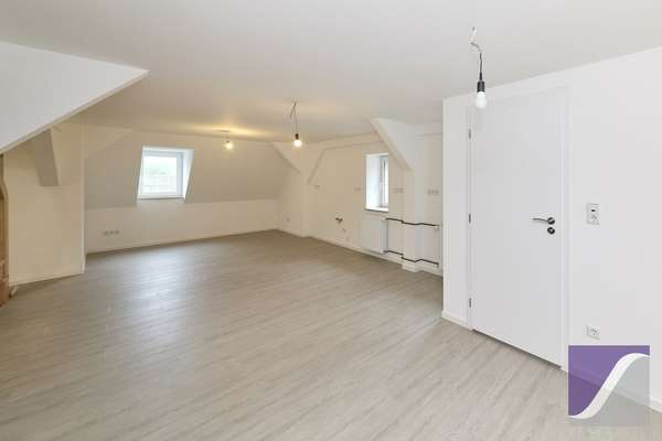 Burgen: Großzügiges Wohnhaus mit Terrasse und Außenstellplätzen