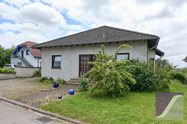 Bekond: Freistehendes Wohnhaus mit Garage und großzügigem Garten