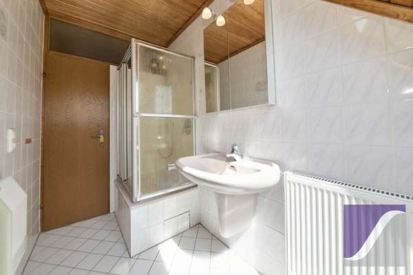 Berndorf: Renovierungsbedürftiges Wohnhaus mit Scheune und Garagen