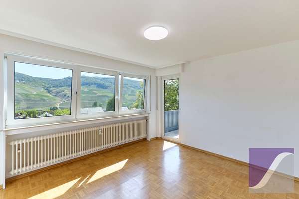Bernkastel-Kues: Freistehendes Wohnhaus mit Doppelgarage und Garten
