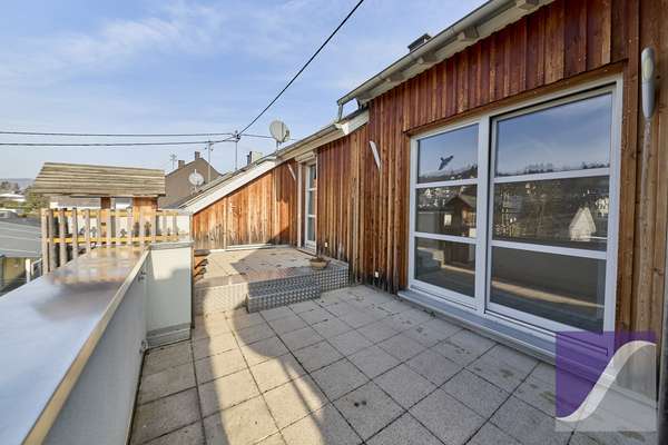 Lieser: 5-Zi.-Wohnung mit Dachterrasse und Fernblick