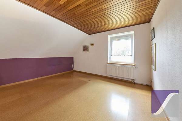 Berndorf: Renovierungsbedürftiges Wohnhaus mit Scheune und Garagen