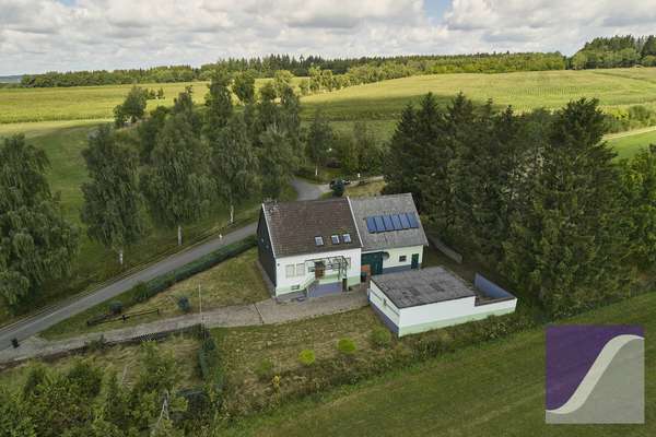 Berndorf: Renovierungsbedürftiges Wohnhaus mit Scheune und Garagen