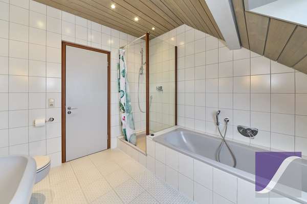 Lieser: 5-Zi.-Wohnung mit Dachterrasse und Fernblick