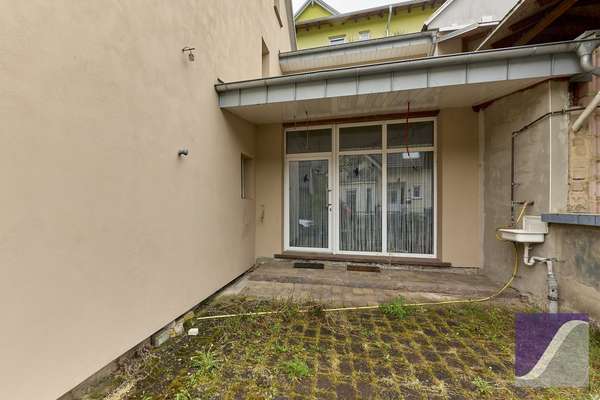 Burgen: Großzügiges Wohnhaus mit Terrasse und Außenstellplätzen