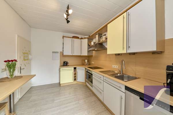 Ürzig: Wohnhaus mit 8 Zi., Panoramablick und Garten