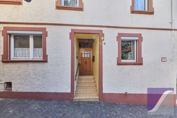 Zeltingen-Rachtig: Historisches Wohnhaus mit Freisitz und Moselblick