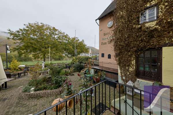 Lösnich: Gästehaus mit Betreiberwohnung und Moselblick