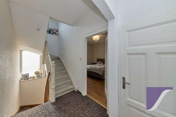 Ürzig: Wohnhaus mit 8 Zi., Panoramablick und Garten