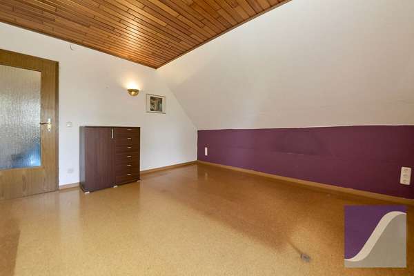 Berndorf: Renovierungsbedürftiges Wohnhaus mit Scheune und Garagen