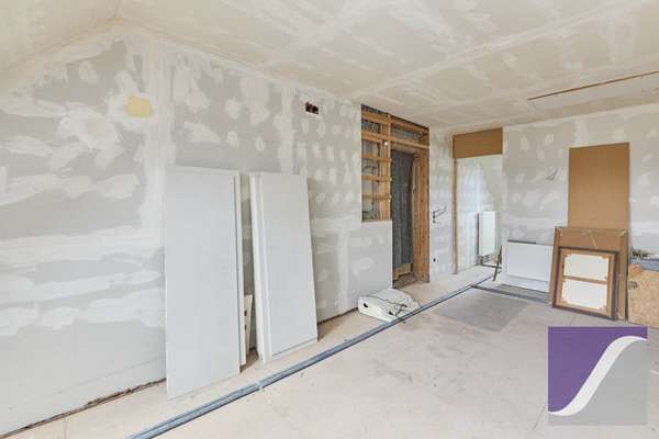 Berndorf: Renovierungsbedürftiges Wohnhaus mit Scheune und Garagen